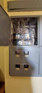 Проведена замена старого автоматического выключателя на новый в распределительном щите. Обеспечено надежное подключение проводов и проверена работоспособность системы.