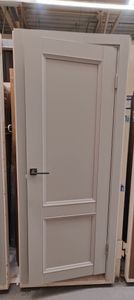 Установлена новая деревянная дверь: закреплены петли, врезана ручка, отрегулированы замки, проверено плавное открывание и закрывание, устранены зазоры, завершена отделка откосов.