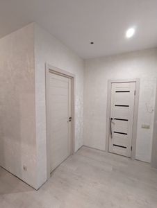 Выполнена отделка стен стеклохолстом, поверхность ровная, без изъянов, углы аккуратные, стыки незаметны. Светлое покрытие создает ощущение простора и чистоты в интерьере.