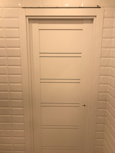 Установлена новая створка, закреплён короб, врезаны петли, смонтированы наличники, отрегулирована фурнитура, проверена плавность хода, зазоры устранены, завершена отделка проёма.