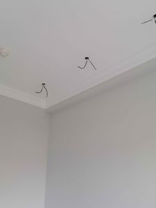 Установлен декоративный элемент на стыке стен и потолка, обеспечивая аккуратный переход. Завершено безупречно, создавая гармоничный вид и скрывая возможные несовершенства.