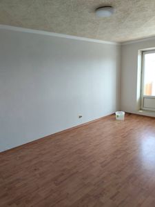 Стены очищены от старого покрытия, поверхность подготовлена для дальнейших работ. Полностью убраны остатки, комната выглядит аккуратно и готова к новому оформлению.