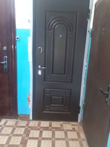 Установлена новая металлическая дверь, отрегулированы петли, заменены замки, обновлена отделка, улучшена звукоизоляция, укреплена коробка, устранены дефекты, обеспечена надежная защита.