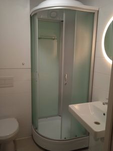 Монтаж завершен: установлены стенки, поддон, двери, подключены коммуникации, герметизация швов, проверка герметичности, подключение к водоснабжению, установка смесителя, проверка работы.