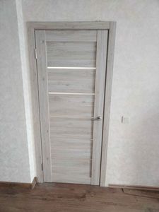 Выполнена установка запирающего механизма в деревянное полотно. Проведены работы по точному вырезанию отверстия, закреплению ручки и проверке функционирования.