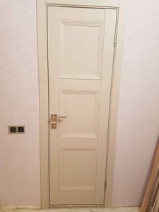 Установлен замок в дверь, выполнено аккуратное сверление, произведена точная подгонка, закреплены ручка и защелка, проверена функциональность, обеспечена надежная фиксация.