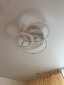 Установлено освещение на потолке, закреплены направляющие, подключены светильники, проверена работоспособность системы, обеспечено равномерное распределение света в помещении.