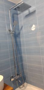 Установлена новая душевая система: закреплены стойка и лейка, подключены трубы, проверена герметичность соединений, отрегулировано давление воды, проведено тестирование работы.