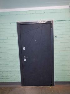 Дверь обшита панелями из МДФ, установлены декоративные элементы, обновлена фурнитура, улучшена звукоизоляция, добавлены новые ручки и замки, обеспечена эстетичная отделка.