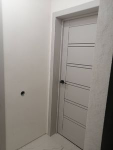 Установлена новая створка, закреплён короб, врезаны петли, смонтирована ручка, отрегулировано полотно, проверена плавность хода, выполнена отделка откосов, завершена герметизация швов.