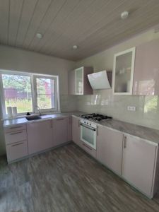 На кухне выполнена установка и подключение измельчителя под раковиной, обеспечено надежное крепление и подключение к водопроводу и электричеству, проверена работоспособность.