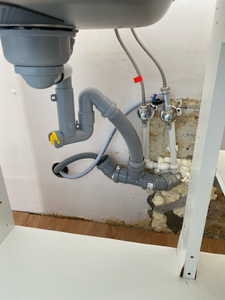 Установлены трубы для подачи воды, подключены гибкие шланги, смонтирован сифон, герметизация выполнена пеной, обеспечена надежная фиксация соединений, проверена герметичность системы.