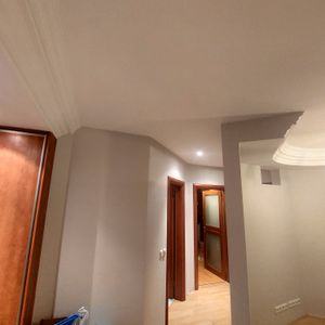 Изображение демонстрирует завершённую покраску металлических конструкций, где поверхности тщательно обработаны, нанесено равномерное покрытие, обеспечивающее защиту и эстетичный вид.