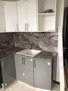 Сборка и установка проектной кухни под ключ Закругление столешницы дсп и кромкование