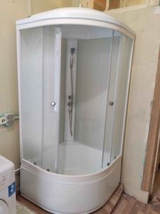 Удалена старая ванна, установлена новая душевая кабина. Проведены работы по подключению водоснабжения и герметизации. Обновлено покрытие пола, подготовлены стены для дальнейшей отделки.