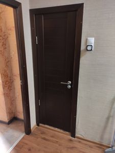 Изображение демонстрирует завершенный процесс восстановления механизма запирания пластикового окна. Проведена замена неисправных деталей, обеспечена плавная работа и надежность конструкции.