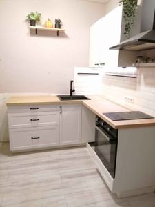 Установлены шкафы, смонтирована столешница, врезана мойка, подключена плита, закреплены ручки, навешены полки, подключена вытяжка, уложен фартук, проведены коммуникации.