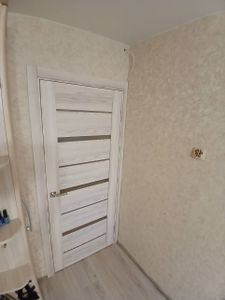 Установлена новая деревянная створка, закреплены петли, врезан замок, отрегулирована фурнитура, проверена плавность открывания, завершена отделка проема, произведена уборка рабочего места.
