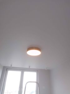 Установлено потолочное освещение, подключены провода, закреплена конструкция, проверена работа, обеспечено равномерное освещение в комнате.