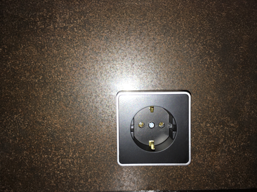 Установлено новое устройство в стену, подключены провода, закреплена панель. Работа завершена, обеспечена безопасность и функциональность.