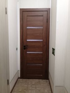 Установлен замок в деревянную дверь. Выполнены вырезы для механизма и ручки, произведена точная подгонка, обеспечена плавная работа. Дверь закрывается без усилий, внешний вид сохранён.