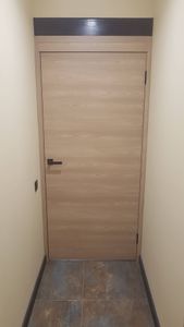 Установлена новая створка с петлями, ручкой и замком. Проведена регулировка, обеспечивающая плавное открытие и закрытие. Оформлен проем с доборами и наличниками. Завершен монтаж.