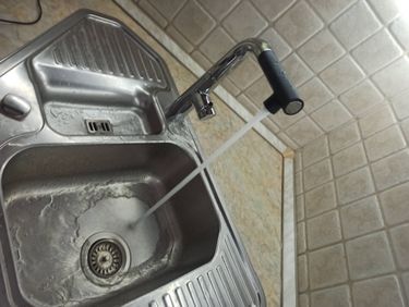 Заменен старый кран на новый, обеспечивающий надежное функционирование системы водоснабжения. Установлен современный механизм, проверена герметичность соединений, восстановлена подача жидкости.