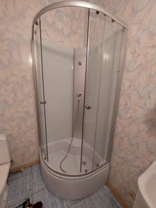 Установлена новая душевая кабина, проведены работы по подключению водопровода и канализации, выполнена герметизация стыков, произведена отделка стен и пола в зоне установки.