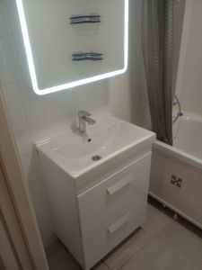 Установлен новый кран на раковину в ванной комнате. Проведены работы по подключению водопровода, проверена герметичность соединений, обеспечена надежная фиксация оборудования.