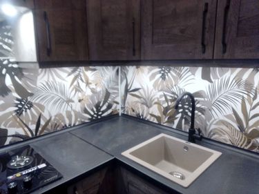 Проведена работа по точной подгонке и установке кухонных панелей. Фасады аккуратно распилены и смонтированы, создавая гармоничный и стильный вид. Завершённый проект подчёркивает современный дизайн.