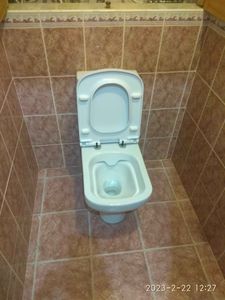 Установлено сантехническое оборудование на кафельный пол, подключены все коммуникации, обеспечена герметичность соединений, проверена функциональность системы слива.