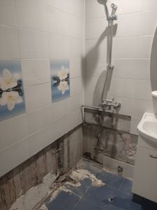 Проведена замена старой сантехники на новую, устранены повреждения стен, обновлено покрытие пола, установлены современные элементы, улучшена функциональность и внешний вид помещения.