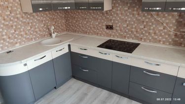 Установлена новая поверхность на кухонный гарнитур. Выполнены точные замеры, произведен демонтаж старого покрытия, закреплена свежая столешница, обработаны стыки, подключена мойка.