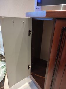 Отремонтирована дверца: заменены петли, укреплены крепления, устранены дефекты поверхности, проверена функциональность. Установлена ровно, открывается и закрывается плавно.