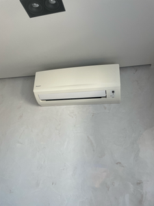 Выполнена очистка фильтров, устранение пыли и грязи, дезинфекция внутренних элементов, проверка дренажной системы, восстановление работы устройства.