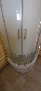 Установлена современная конструкция с функцией массажа, подключены коммуникации, герметично закреплены панели, проверена работа всех систем, обеспечена надежная эксплуатация.