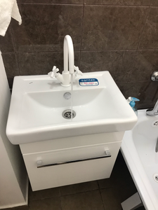 Установлена новая раковина с краном, подключены водопроводные и сливные трубы, проверена герметичность соединений, закреплена тумба, обеспечена функциональность системы.