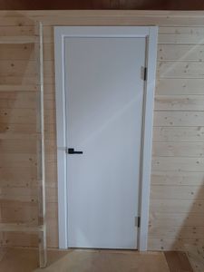 Установлен запорный механизм в дверь. Выполнены точные вырезы, закреплены ручки, проверена работа. Все элементы аккуратно подогнаны, обеспечена плавная работа.