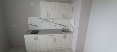 Установлены шкафы, закреплены фасады, смонтирована столешница, подключена мойка, установлена варочная панель, проведены коммуникации, выполнена отделка стен панелями.