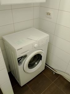 Проведены трубы для подключения стиральной машины, установлены коммуникации для подачи холодной и горячей воды, обеспечен слив. Завершены работы по подключению техники в ванной комнате.