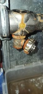 Установлена распределительная система, соединены трубы, закреплены фитинги, проверена герметичность, устранены протечки, обеспечено равномерное распределение потока.