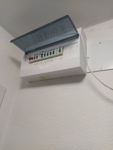 Электрический щиток установлен, подключены провода, проверена работоспособность, обеспечена безопасность системы, закрыта крышка, завершен монтаж, выполнено тестирование, обеспечена защита.