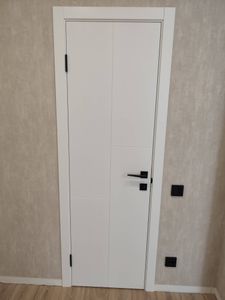 Установлен замок в дверь. Выполнены работы по сверлению, вырезанию отверстий, монтажу механизма и ручки. Все элементы надежно закреплены, обеспечивая функциональность и эстетику.