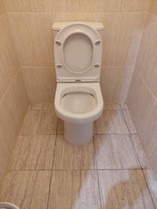 Изображение показывает завершённую работу по герметизации: швы ванной комнаты аккуратно обработаны, предотвращая протечки и обеспечивая долговечность. Все поверхности выглядят чистыми и ухоженными.