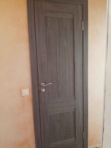 Установлены дополнительные панели на дверной проем, обеспечивающие завершенный вид и улучшенную изоляцию. Все элементы подогнаны точно, создавая гармоничный и эстетичный облик.