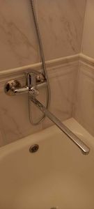 Удаление старого оборудования завершено. Все элементы аккуратно сняты, оставив чистую поверхность для установки нового устройства. Подготовка завершена.