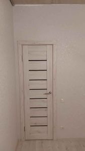 Выполнен монтаж доборов на входную дверь. Установлены элементы, обеспечивающие завершённый вид проёма. Все детали подогнаны, закреплены, щели устранены, обеспечена эстетика и функциональность.