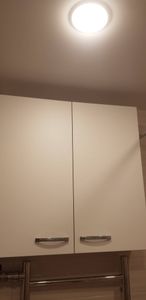 Собран шкаф с двумя дверцами, установлены ручки, закреплены петли, выровнены панели. Работа выполнена аккуратно, конструкция устойчива, все элементы надежно зафиксированы.