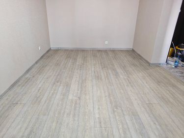 Монтаж пластикового плинтуса
