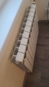 Изображение демонстрирует завершённый процесс: устранение протечек, замена уплотнителей, регулировка фурнитуры, восстановление герметичности, улучшение теплоизоляции, проверка механизма.